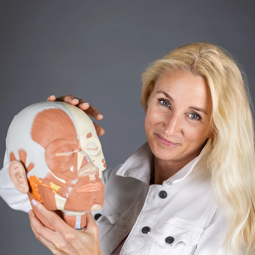Martina Bajerová, zakladatelka Yoga & Vision Academy, s anatomickým modelem hlavy