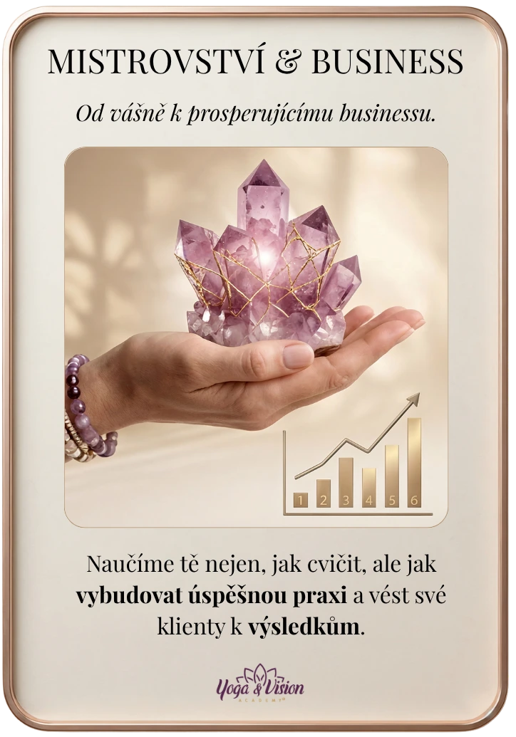 Ametystový krystal v dlani jako symbol rostoucí vlastní praxe